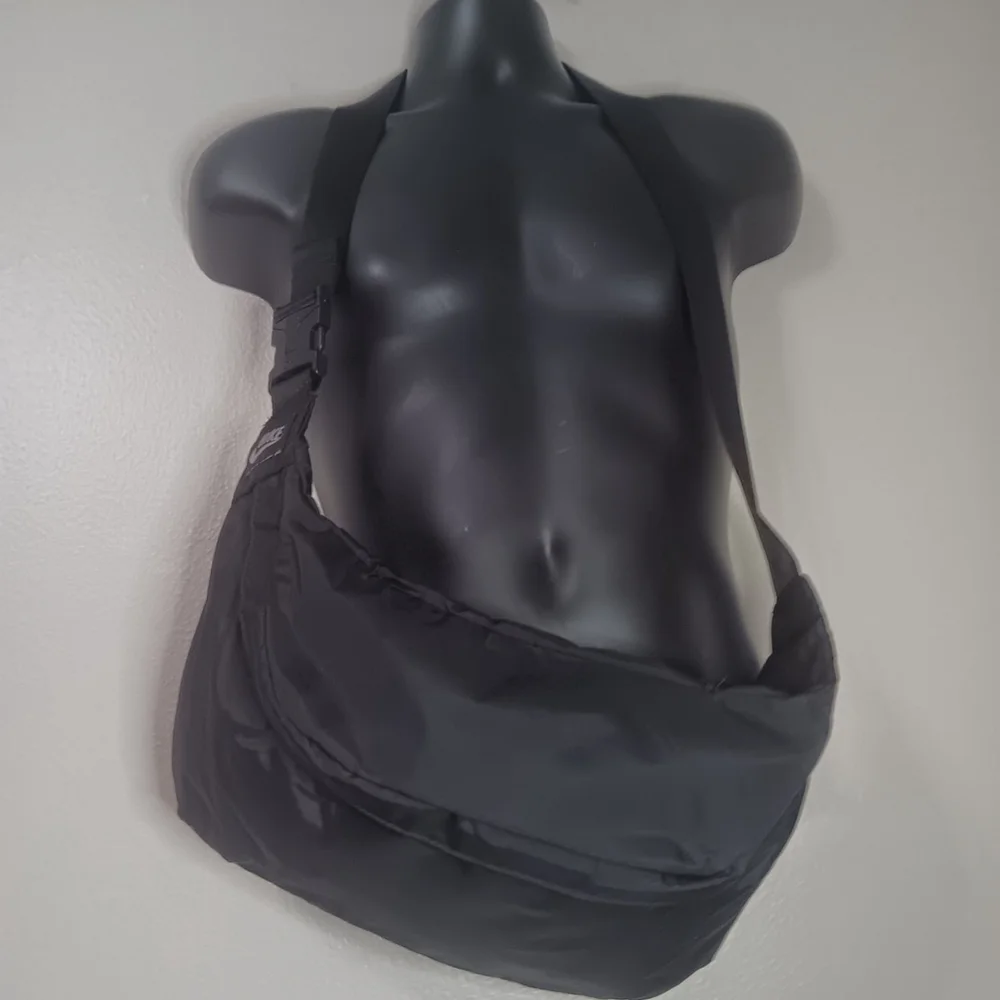 Nike Cresant Cross Body Messenger Sling Bag Black Nylon NWOT - Picture 2 of 9